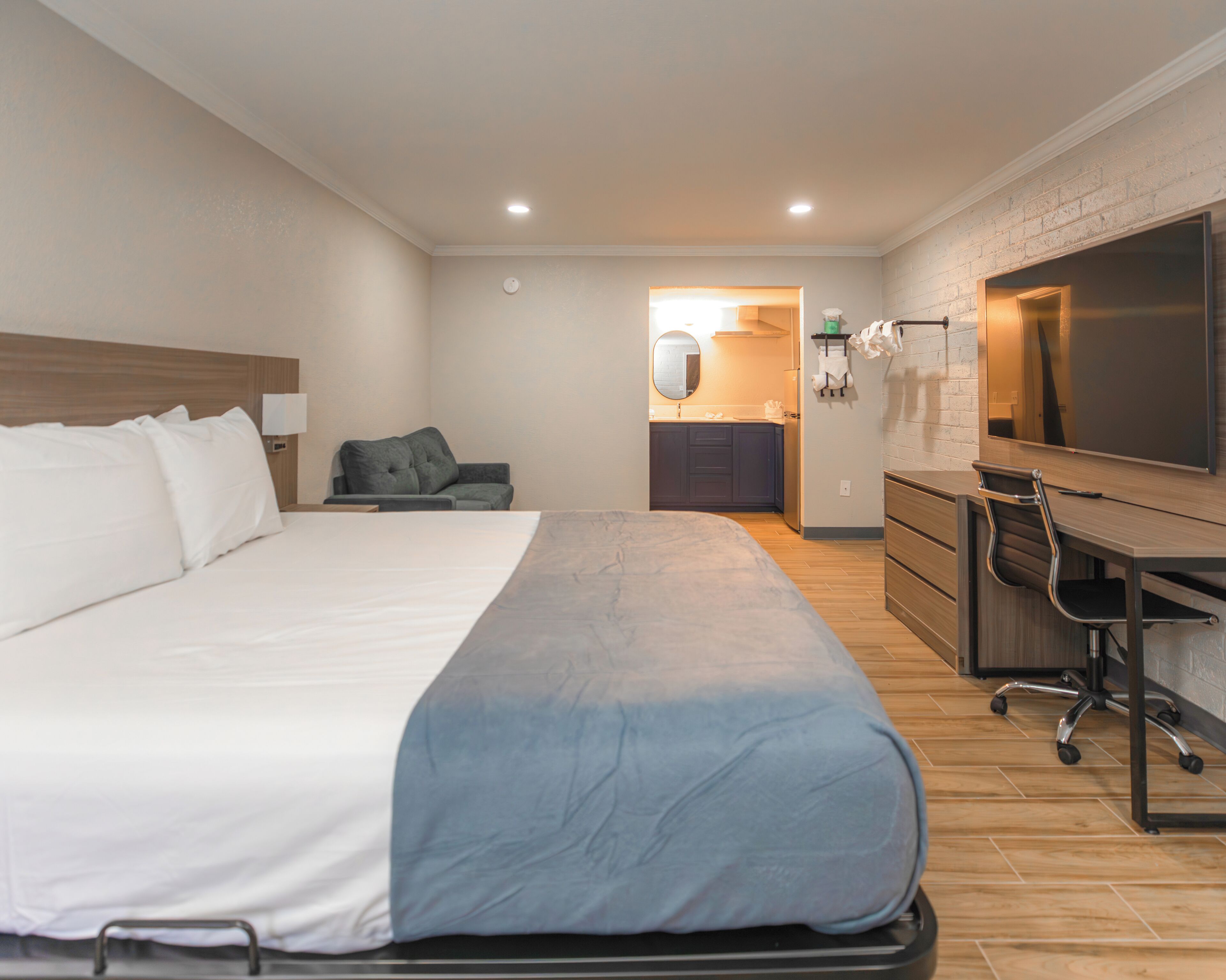 Chambre Deluxe, 1 très grand lit, non-fumeur, réfrigérateur et four à micro-ondes