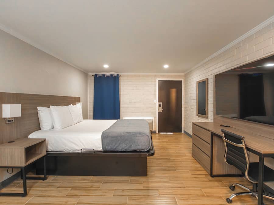 Deluxe Room, 1 King Bed, Non Smoking, Refrigerator & Microwave | Free WiFi