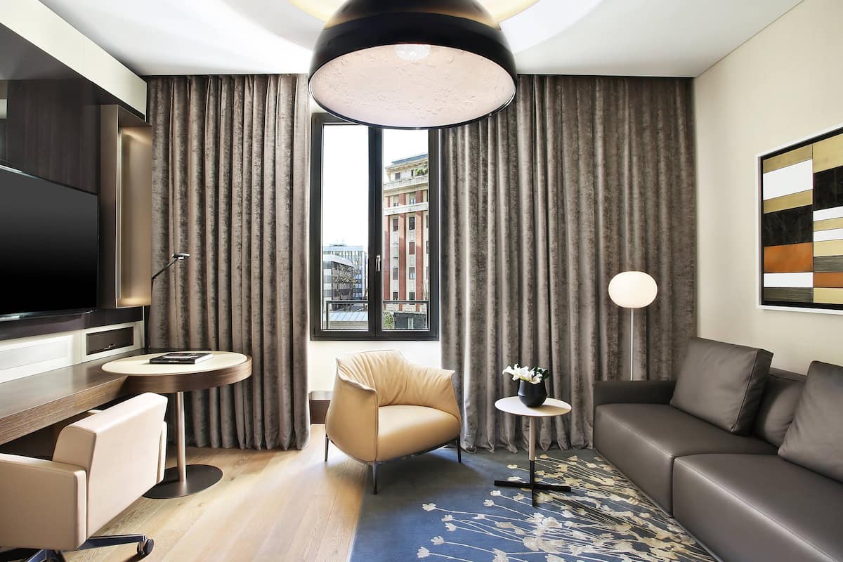 Premium bedding, down comforters, minibar, in-room safe