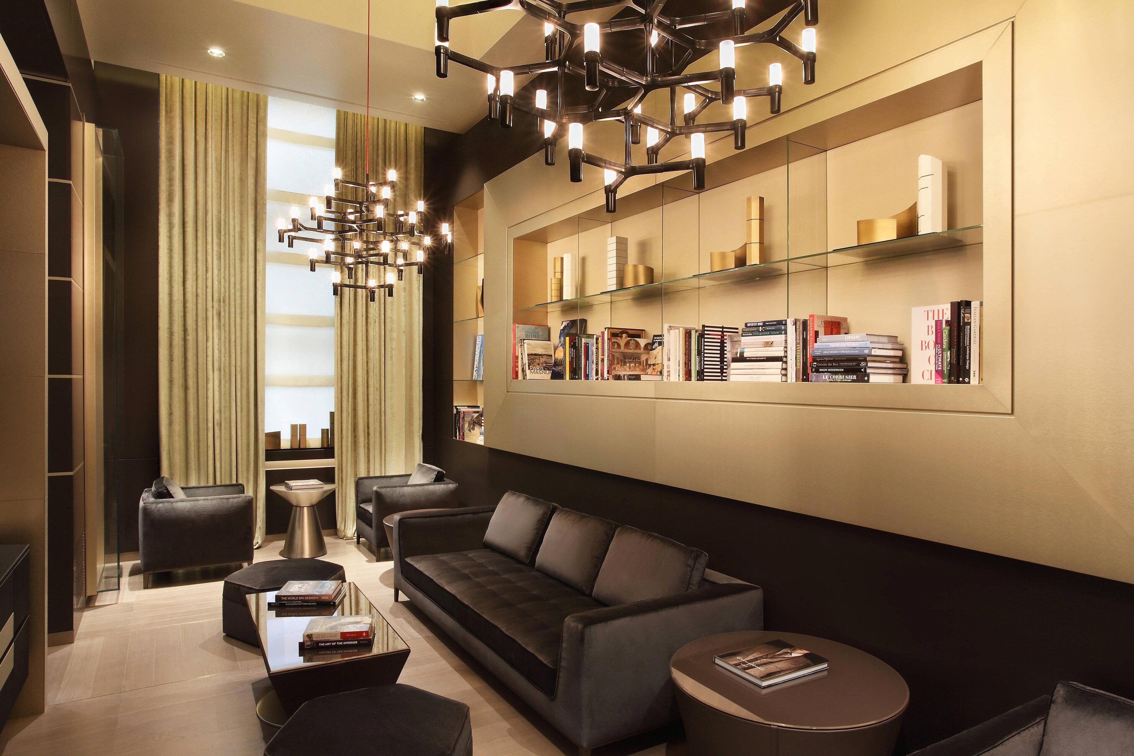 Un salon moderne avec un canapé, une table basse et une bibliothèque.