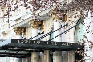 L'ingresso dell'Hotel Excelsior Gallia, caratterizzato da un'architettura classica e una segnaletica ben visibile.