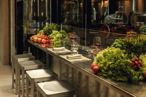 2 restauranter, frokost, lunsj og middag serveres, middelhavsretter