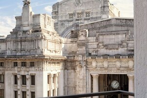 Un edificio storico con dettagli architettonici elaborati, tra cui un orologio da torre e statue.