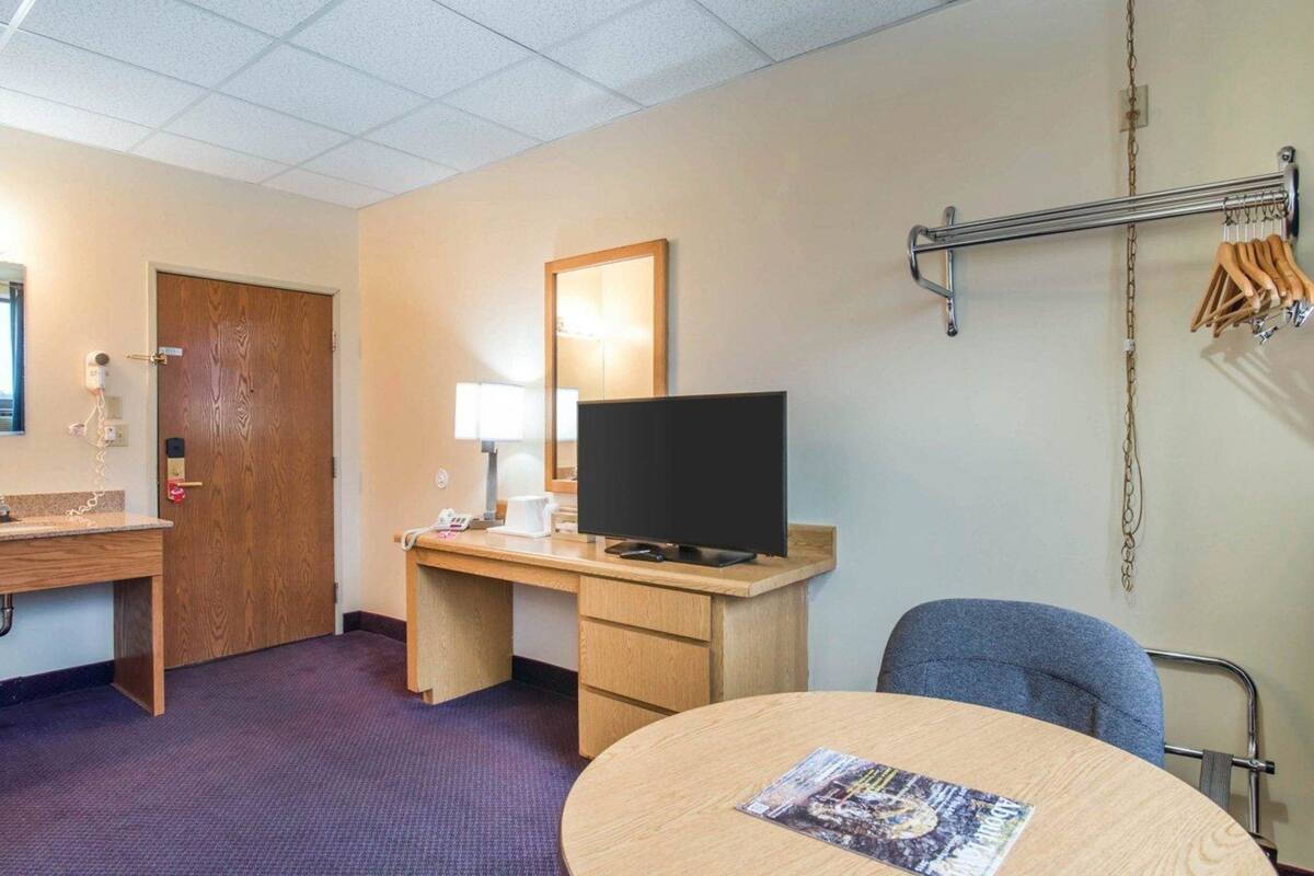 senior room, 1 queen bed, non smoking | premium bedding, desk, free cots/infant beds, rollaway beds