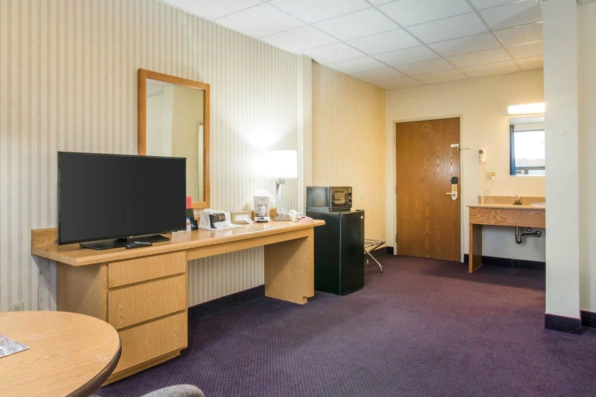 premium bedding, desk, free cots/infant beds, rollaway beds