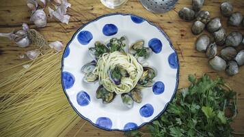 Eine Pasta-Kieferln-Variante mit Kräutern, Knoblauch und Petersilie auf einem Holztisch.