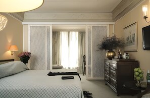 Seprai premium, tempat tidur Select Comfort, minibar, dan brankas