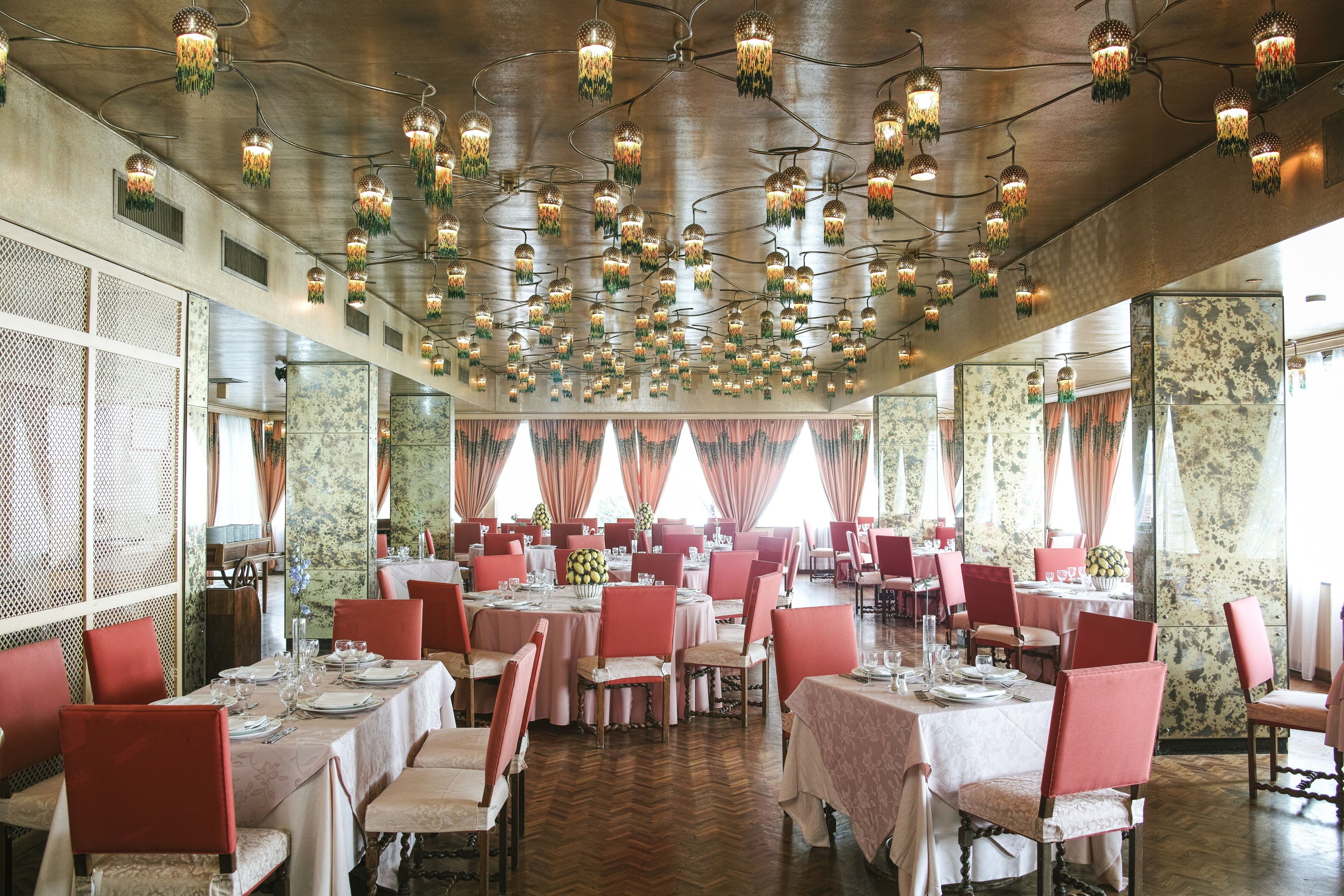 2 restaurants, breakfast, lunch, dinner served; international cuisine