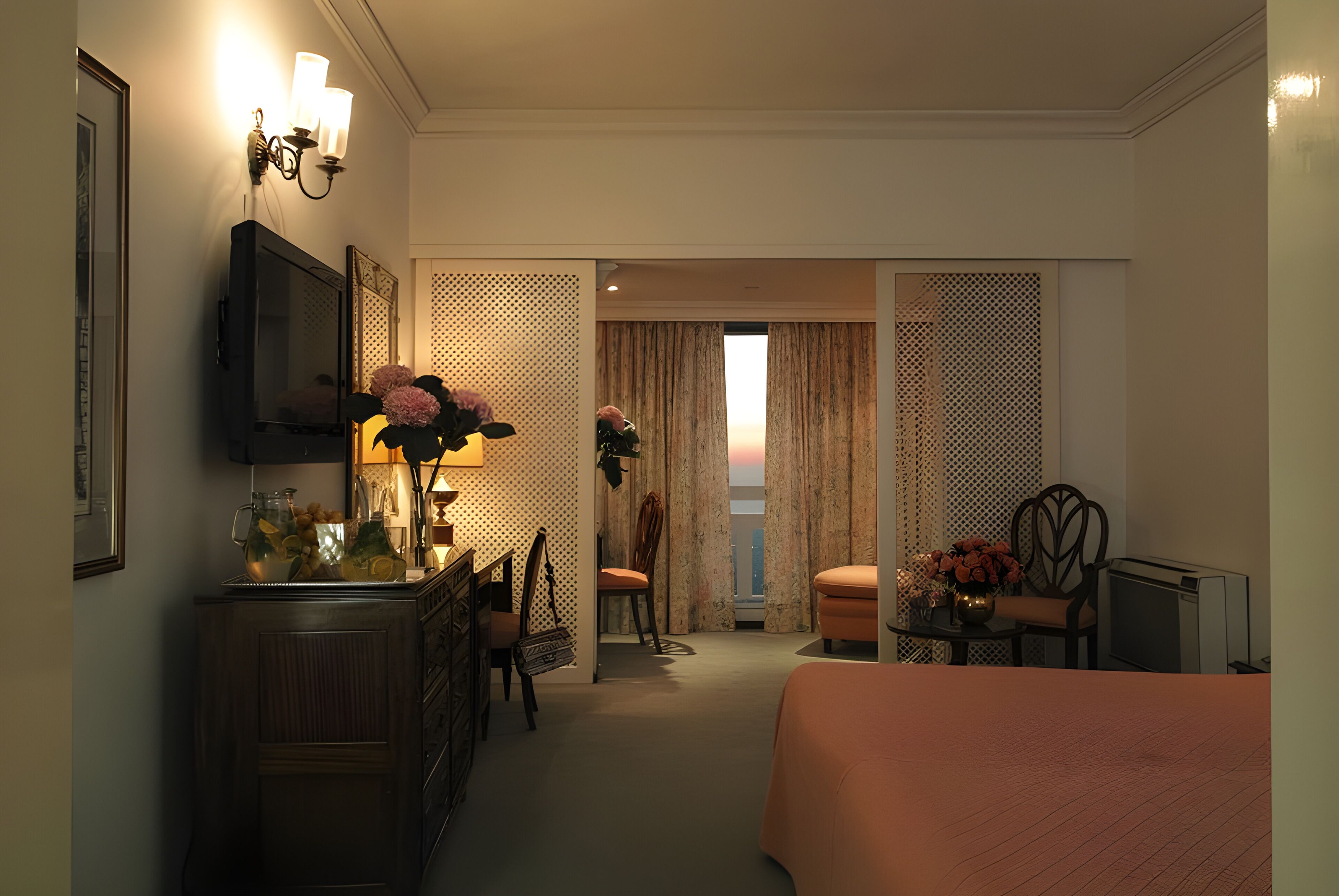 Ein Hotelzimmer mit Bett, Schreibtisch, Lampe, Fernseher und Stuhl.