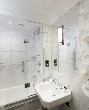 Designer toiletries, hair dryer, bathrobes, slippers - The Athenaeum Hotel & Residences (London)