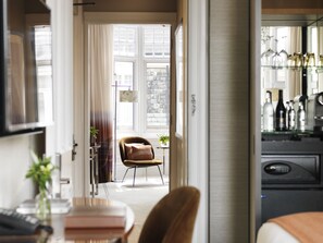 Appartement luxueux, 1 chambre | Aire de séjour | Téléviseur à écran plat de 40 po avec télévision par câble, téléviseur