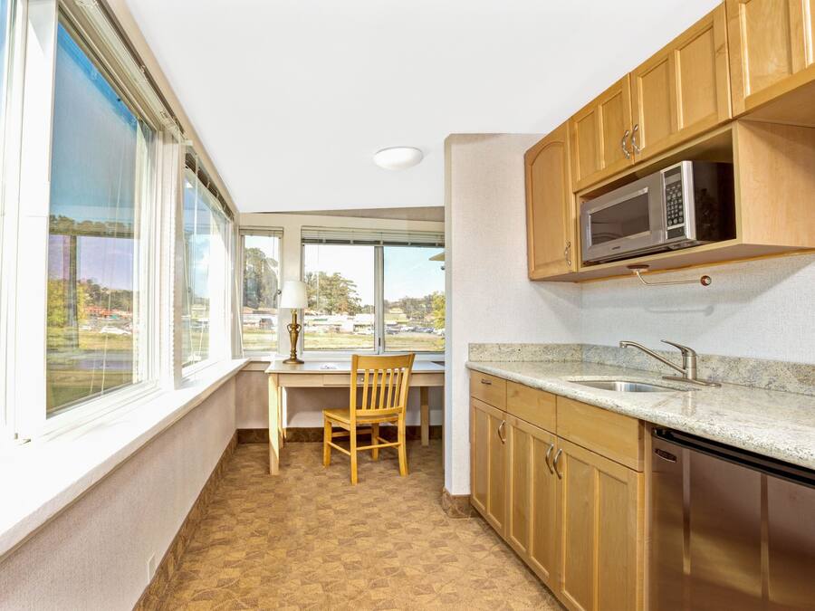 Una cassaforte in camera, una scrivania, ferro/asse da stiro