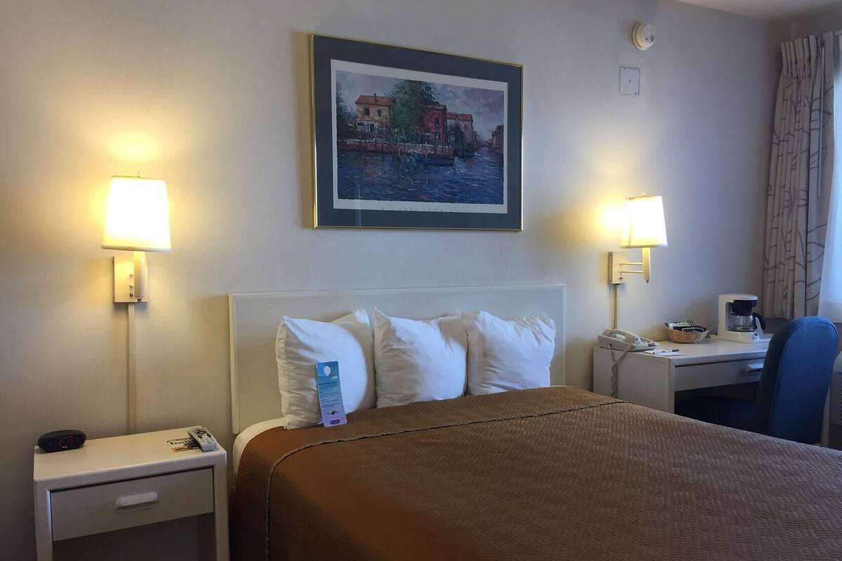 Caja de seguridad en la habitación y escritorio