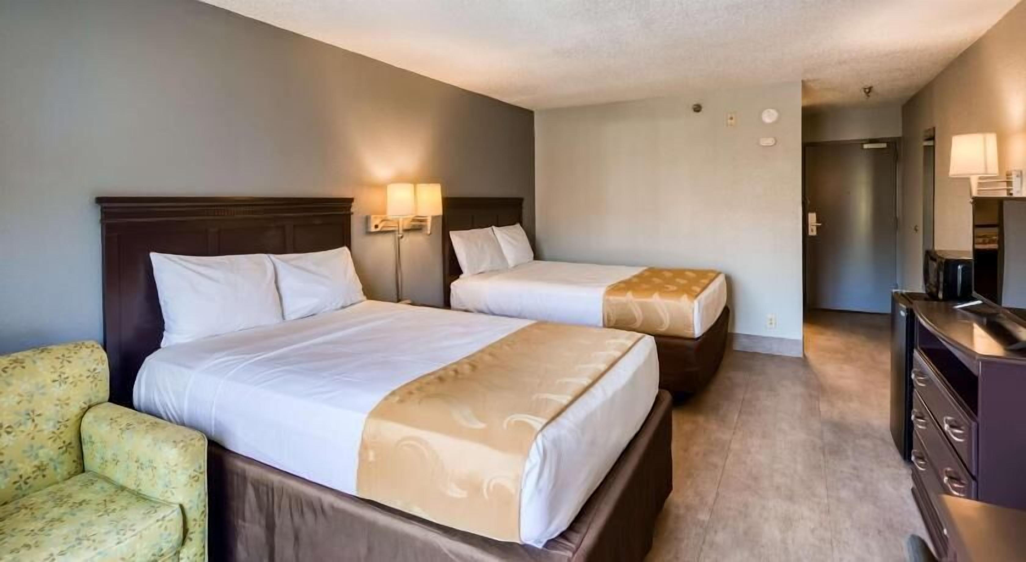 加厚床垫、办公桌、笔记本电脑工作区、遮光窗帘