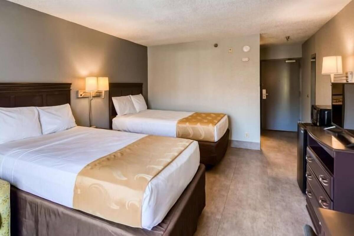 加厚床垫、办公桌、笔记本电脑工作区、遮光窗帘