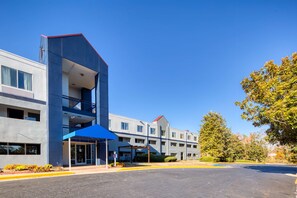 Exterior - SureStay Plus Hotel by Best Western Durham Medical Center (Durham)