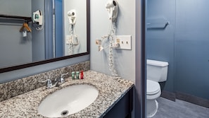 Combined shower/tub, free toiletries, hair dryer, towels