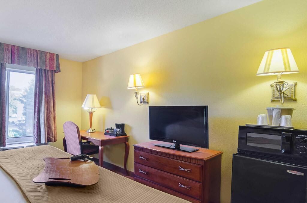 加厚床垫、办公桌、笔记本电脑工作区、遮光窗帘