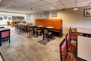 Free daily full breakfast  - SureStay Plus Hotel by Best Western Durham Medical Center (Durham)