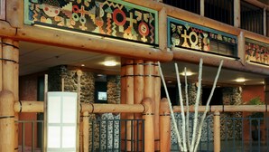 A curved sofa with cushions, a drum, and a decorative wall with geometric patterns. - Nativo Lodge Hotel Albuquerque (Albuquerque)