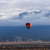 Quarto, 2 camas de casal, vista para a montanha | Vista do quarto