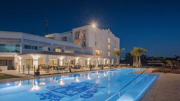 Outdoor pool, pool umbrellas, sun loungers