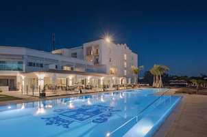 Piscina externa, guarda-sóis, espreguiçadeiras