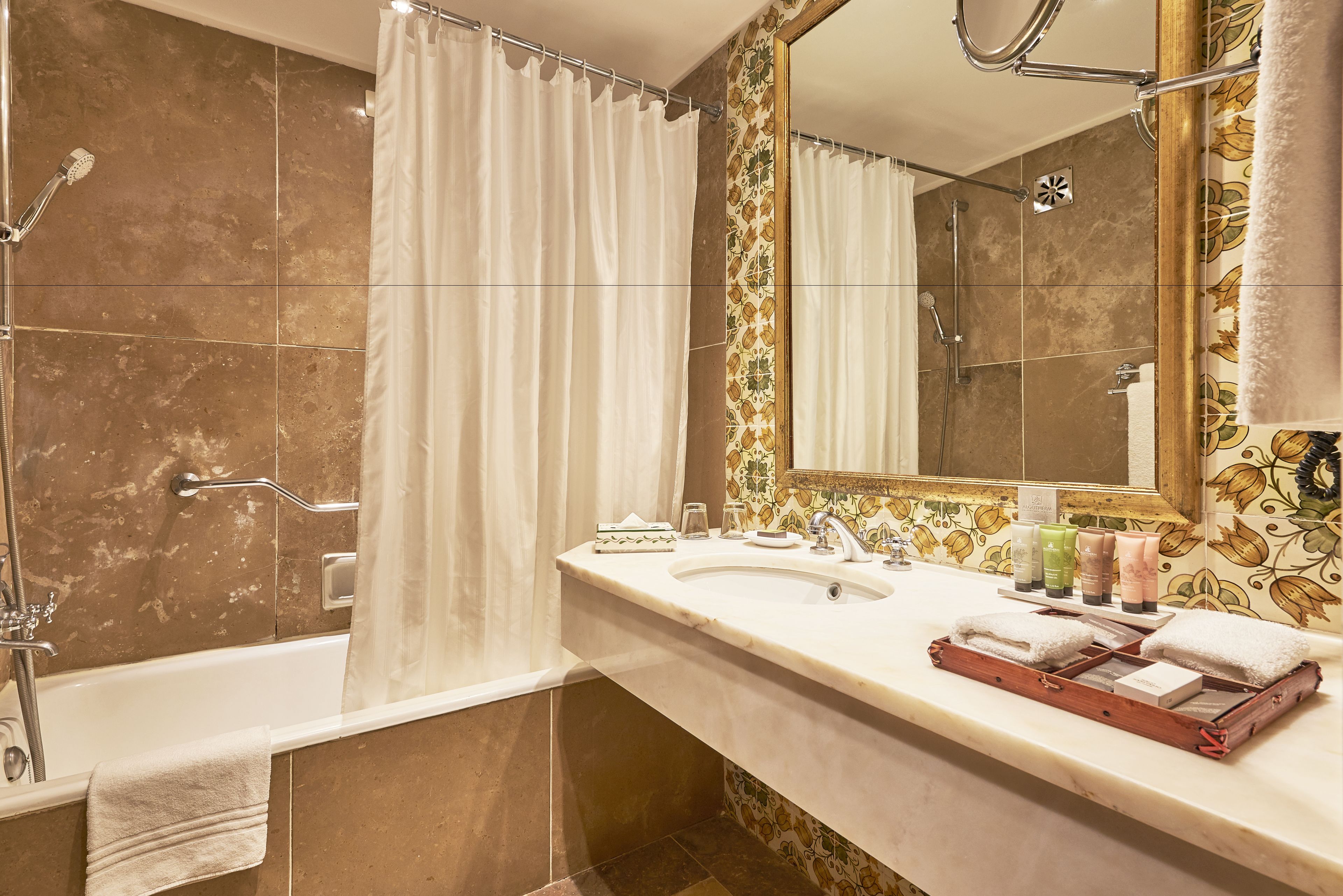 classic family room - connecting rooms | bathroom amenities | combined shower/bathtub, deep-soaking bathtub, free toiletries