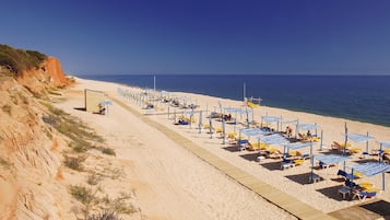 Sulla spiaggia, lettini da mare, ombrelloni, teli da spiaggia