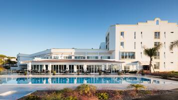 Piscine extérieure, parasols de plage, chaises longues
