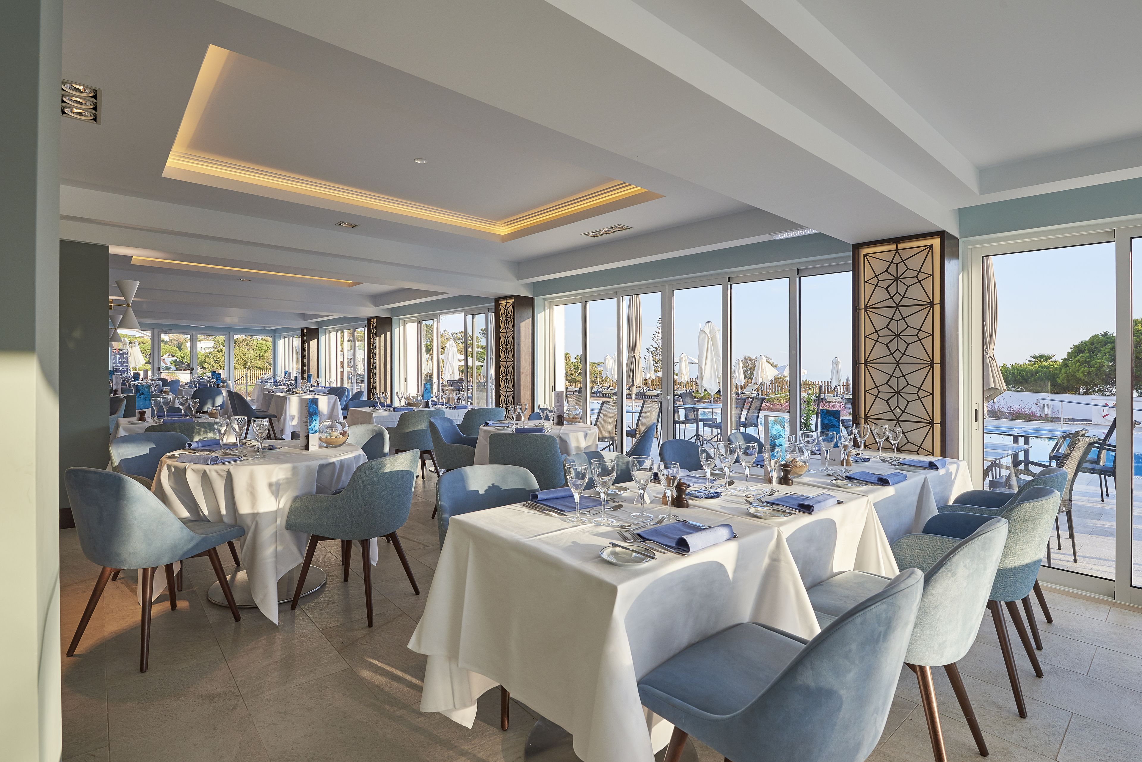 Phục vụ bữa sáng, món ăn mang phong cách quốc tế, nhìn ra hồ bơi 