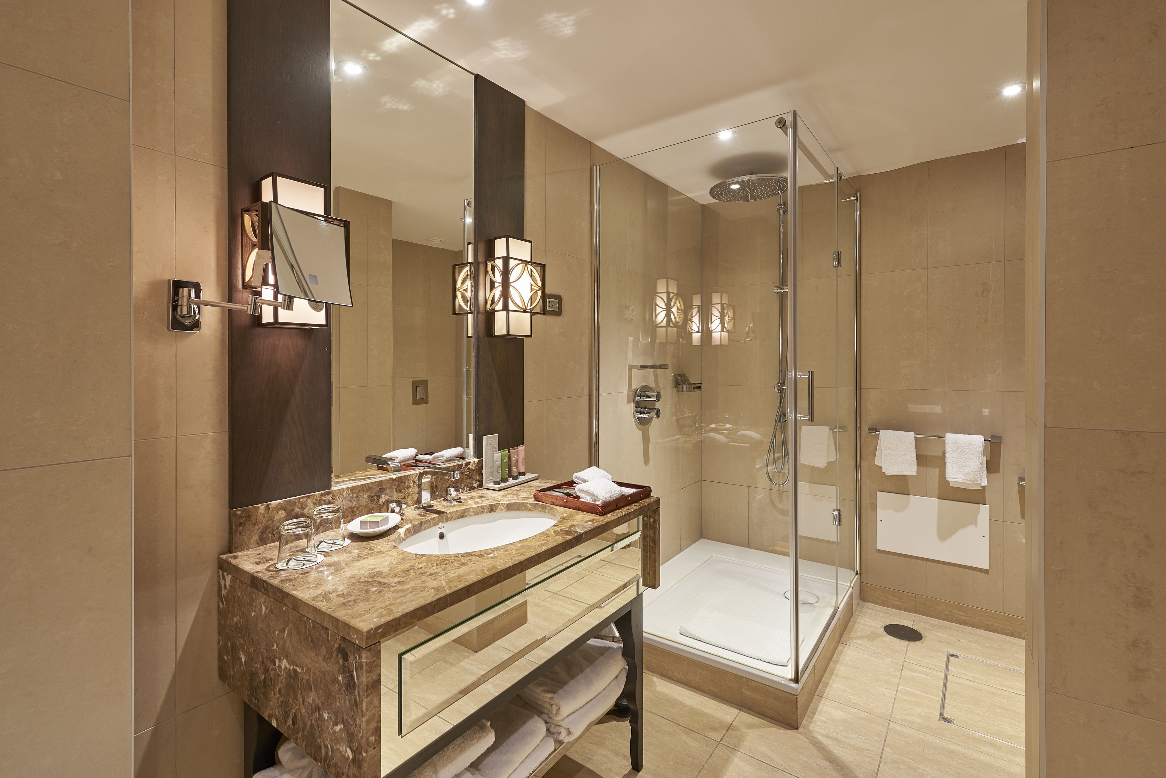 premium family room - connecting rooms | bathroom | combined shower/bathtub, deep-soaking bathtub, free toiletries