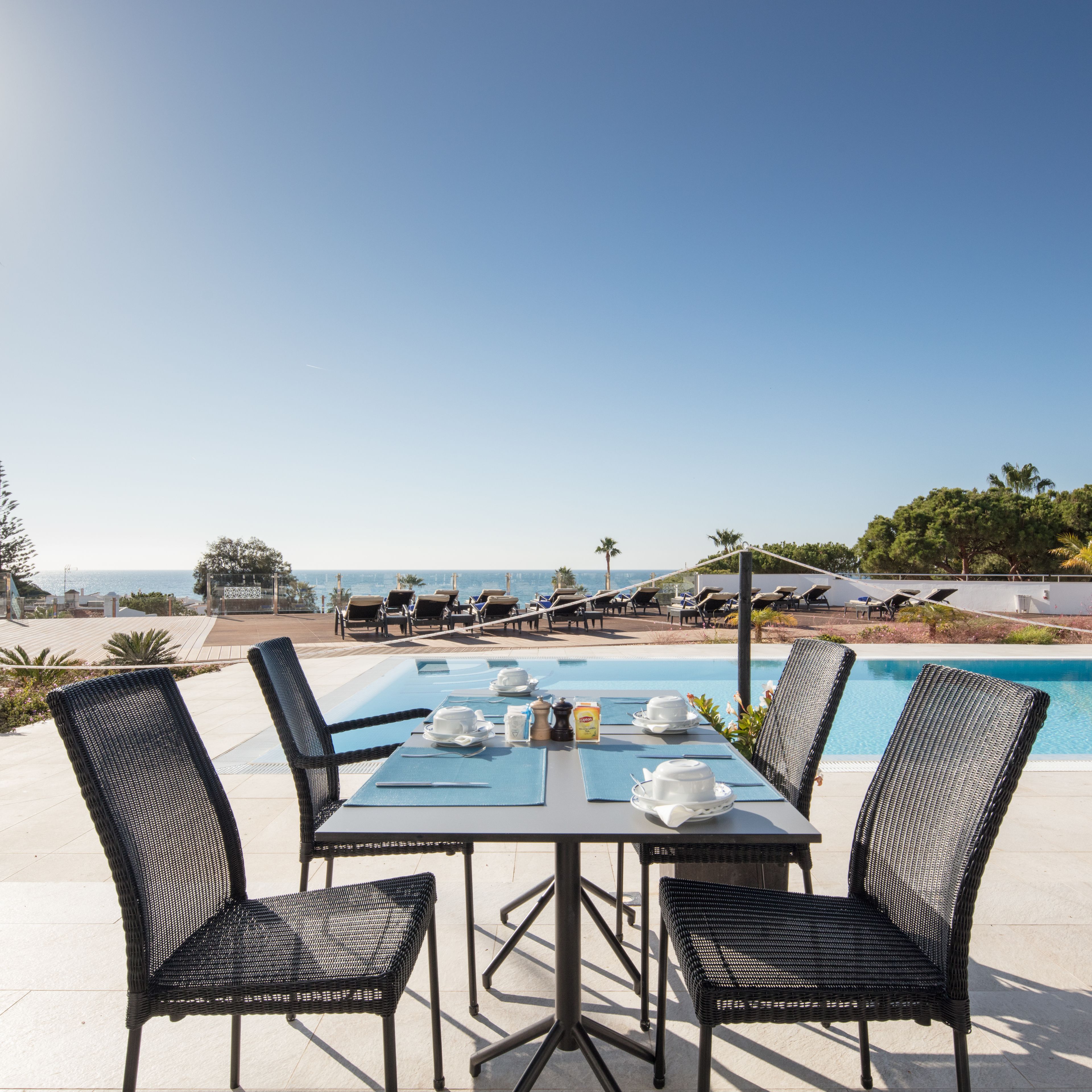 朝食、ランチ、ディナーに営業 (多国籍料理、プールビュー)