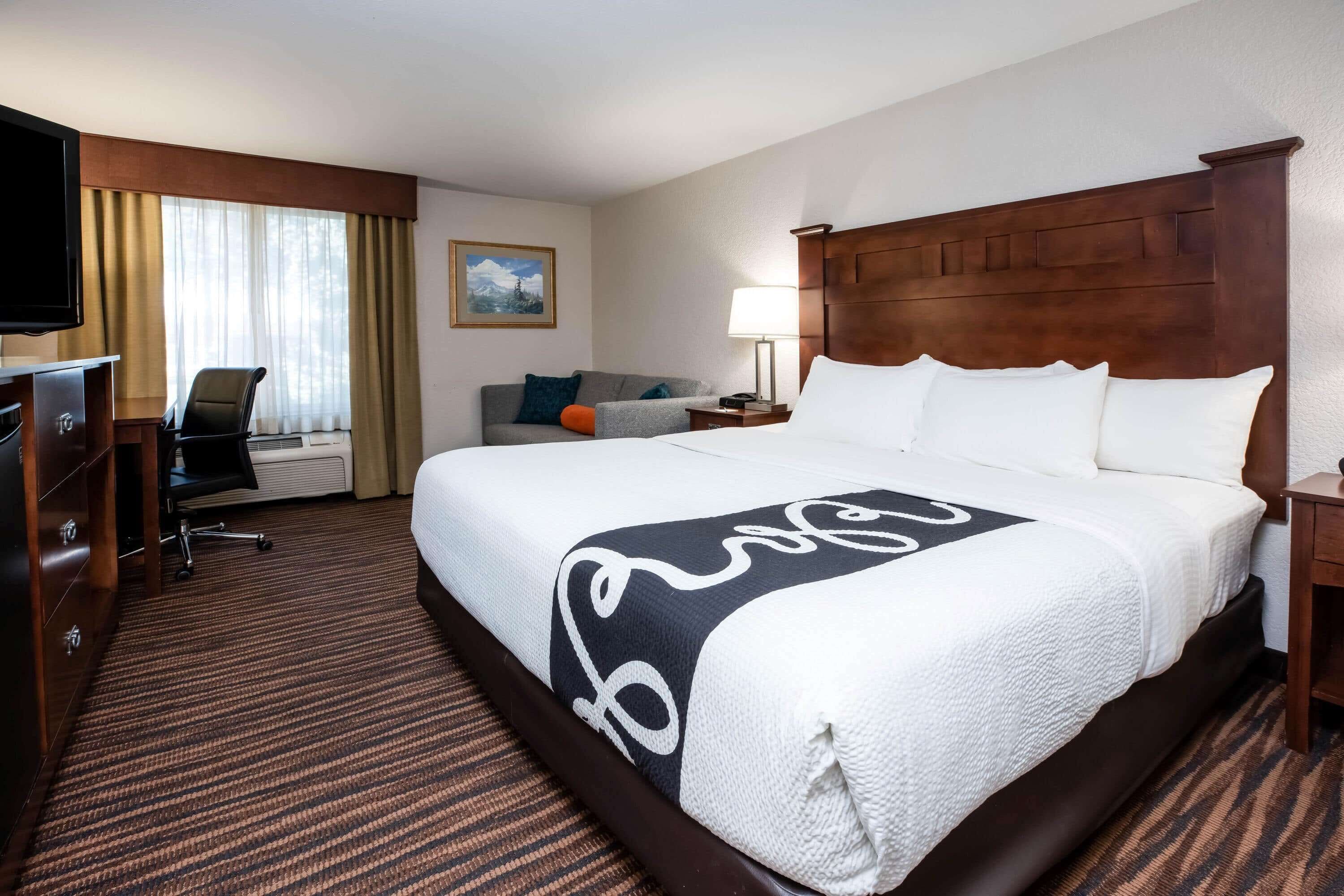 Habitación, 1 cama King size, para no fumadores | Ropa de cama de alta calidad, camas con pillow-top y escritorio 