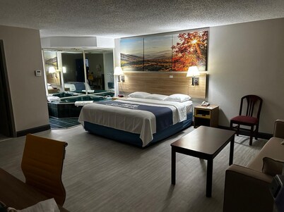 Days Inn by Wyndham Dahlonega University Area