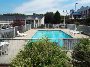 Kolam renang outdoor musiman, dengan kursi berjemur