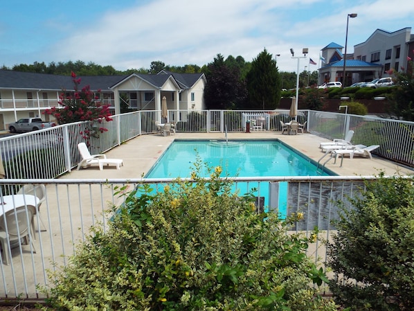 Außenpool (je nach Saison geöffnet), Liegestühle