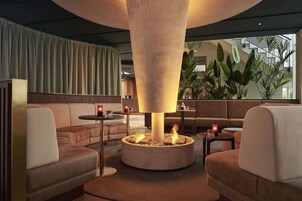 Se sirven almuerzos y cenas, restaurante con mesas al aire libre