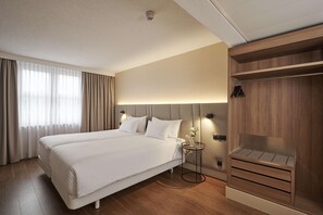 Minibar, in-room safe, desk, blackout curtains - NH Frankfurt Airport (Kelsterbach)