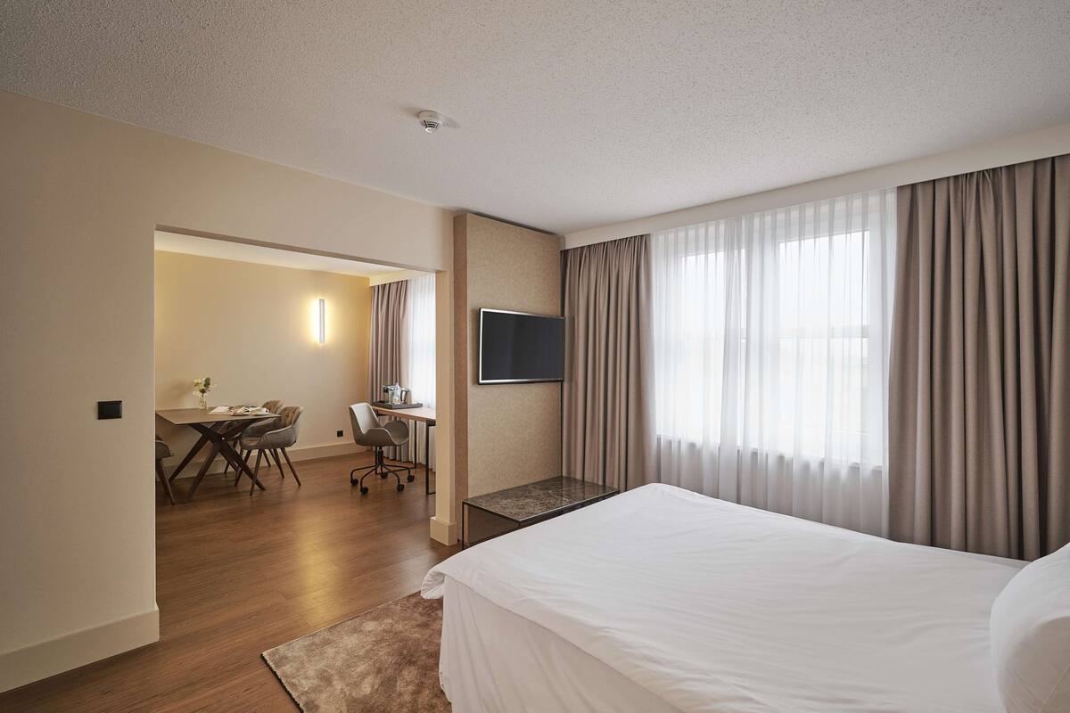 minibar, in-room safe, desk, blackout curtains