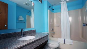 Separat badekar og bruser, designertoiletartikler, hårtørrer, badekåber