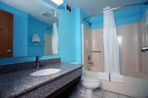 Bañera y ducha independientes, toallas