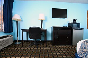 In-room safe, desk, laptop workspace, blackout curtains - Coratel Inn & Suites By Jasper Newton (Newton)