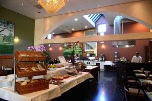 Café da manhã com buffet todos os dias (EUR 21.50 por pessoa) 
