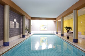 An indoor swimming pool with clear water, surrounded by walls with tiled columns and a ceiling with recessed lighting. - Amrâth Grand Hotel de l'Empereur (Maastricht)