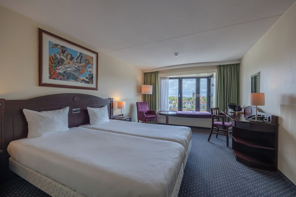 Comfort room | 1 bedroom, in-room safe, desk, soundproofing