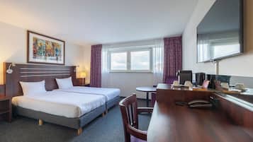 Comfort room | 1 bedroom, in-room safe, desk, soundproofing