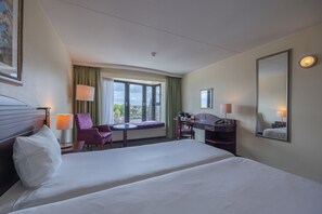 Comfort room | 1 habitación, caja de seguridad en la habitación y escritorio