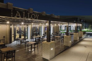 2 restaurantes; se sirve desayuno, almuerzo y cena; cocina americana