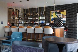 3 bars/lounges, lobby lounge